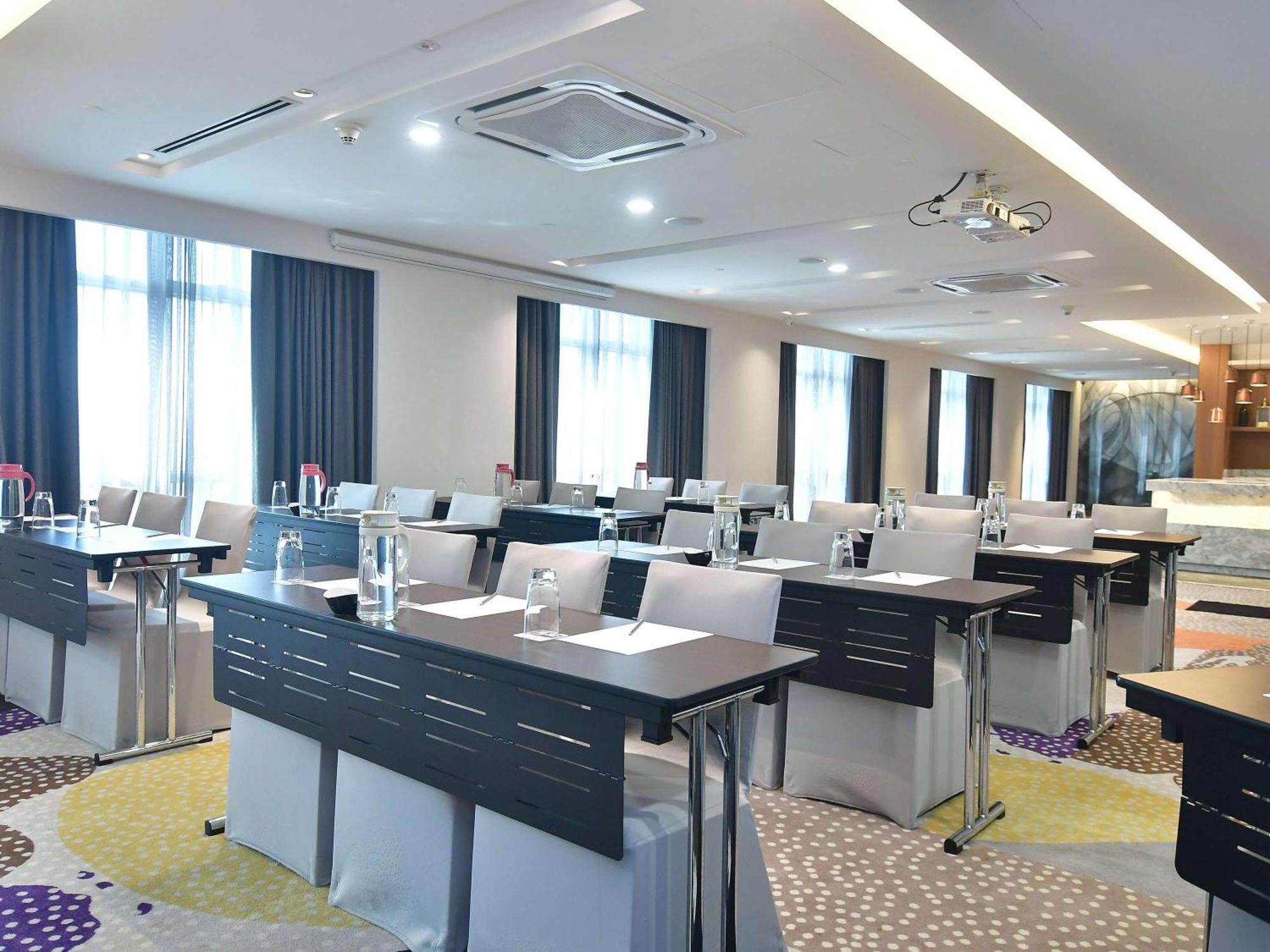 Hotel Mercure Shaw Parade 4*
