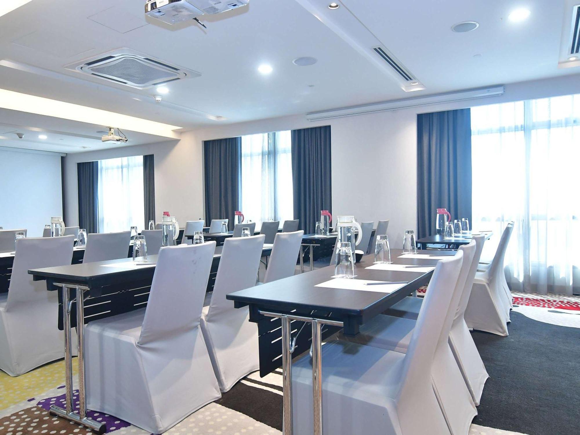 Hotel Mercure Shaw Parade 4*