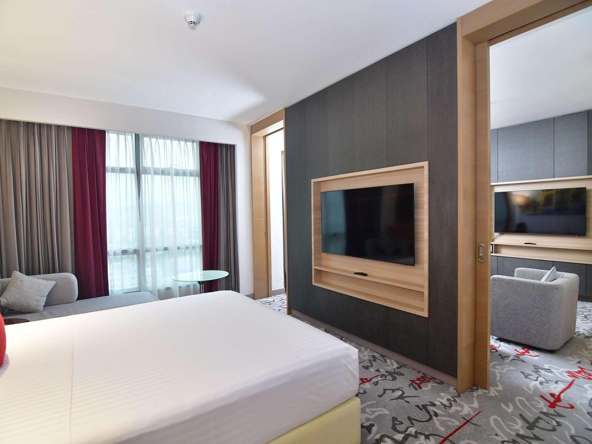 Hotel Mercure Shaw Parade 4*
